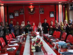 Eva Dwiana Pimpin Rapat Tim Gugus Kota Layak Anak Di Ruang Rapat Walikota Bandar Lampung