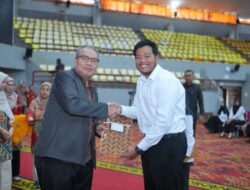 Rektor Unila Serahkan 179 SK CPNS