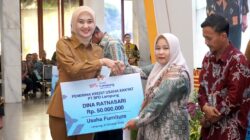 Wagub Cantik Ini Serahkan Bantuan KUR Untuk Empat UMKM di Lampung